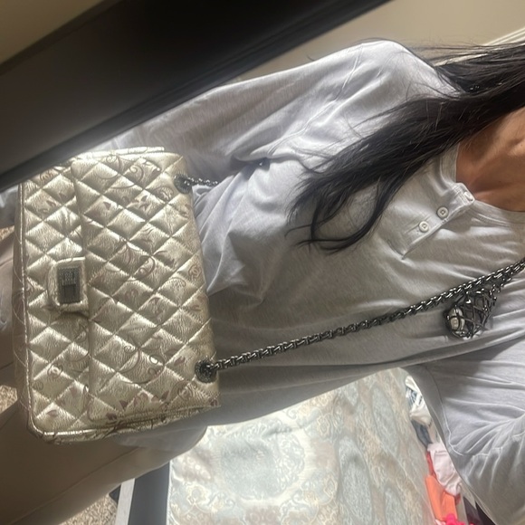 - Elegant Silver Quilted Shoulder Bag - Picture 14 of 17